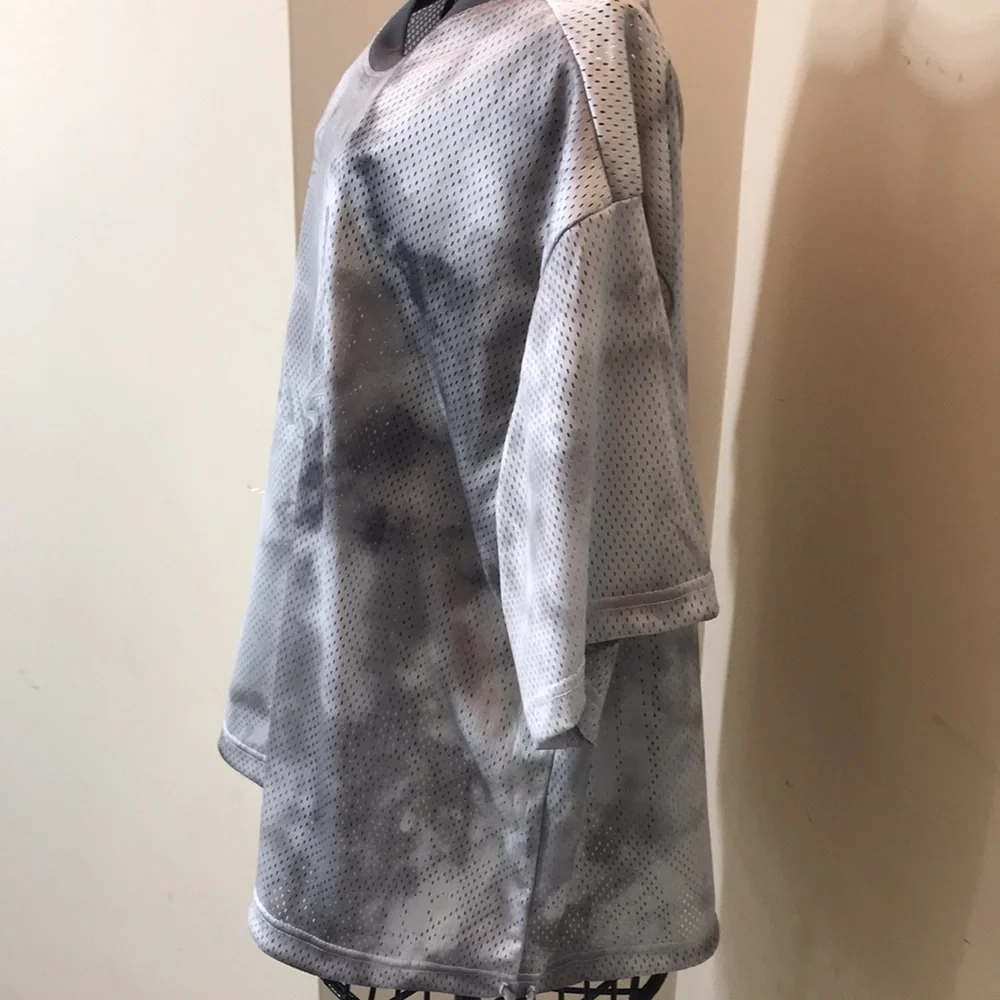 NWOT NIKE Plus Size Gray & Silver SPORTS Top with Silver Swoosh Size 1X - Picture 3 of 9